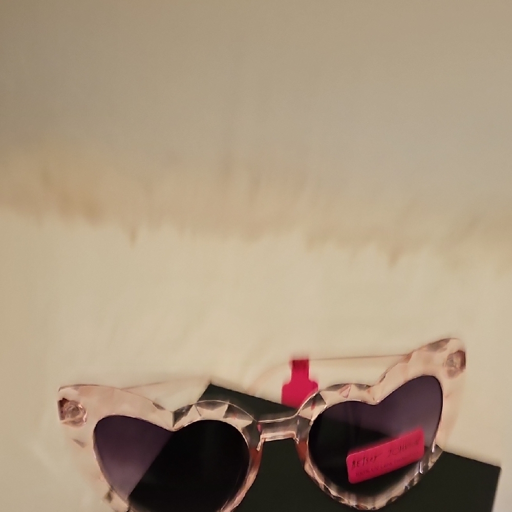🎉HP NWT Betsey Johnson Pink Heart Sunglasses - Picture 8 of 10